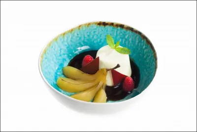 Панна-котта с оливковой карамелью и грушей в сиропе