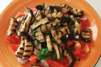 Салат с баклажанами и помидорами