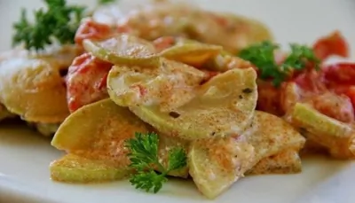 Тушенные в сметане кабачки с морковью