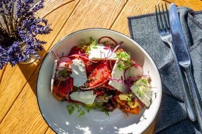 Салат с арбузом, помидорами и овечьим сыром
