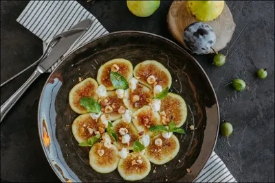 Карпаччо из инжира с маскарпоне и фундуком