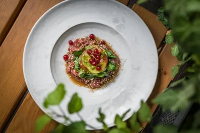 Севиче из бедра быка с сезонными томатами и красной смородиной