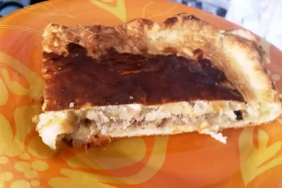 Слоеный пирог с рисом и рыбными консервами