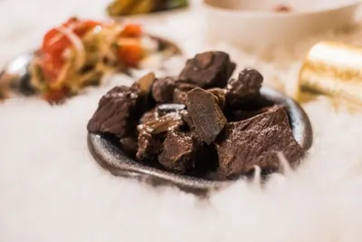 Олень, томленный в красном вине