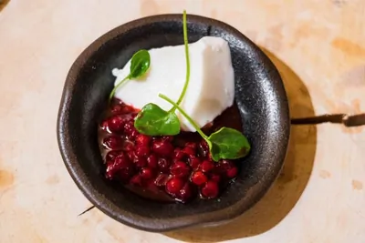 Панна-котта из простокваши и пьяный брусничный кисель