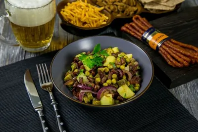 Немецкий картофельный салат с колбасками