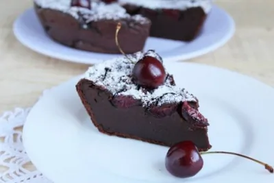 Шоколадный клафути с черешней и лимонной цедрой