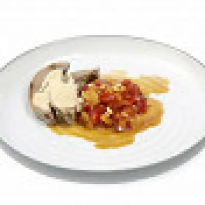 Свиной язык с соусом из тофу, сезонными перцами и помидорами