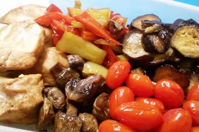 Курица, запеченная с перцем, баклажанами и черри