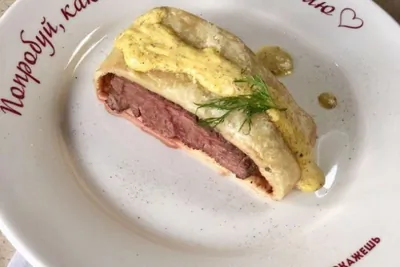Запеченное мясо в тесте с горчицей