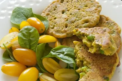 Оладьи из нутовой муки с зеленым горошком