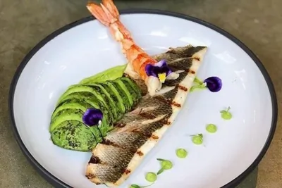 Сибас с авокадо и кокосовым соусом