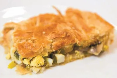 Рыбный пирог с шампиньонами и пореем