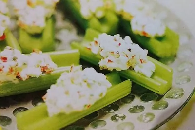 Сельдерей с крабовыми палочками