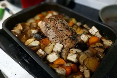 Запеченный свиной окорок с овощами