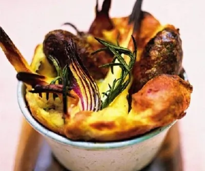 Сосиски в тесте с подливкой из красного лука