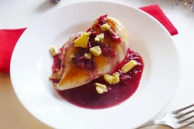 Куриное филе с соусом из малины и сыром