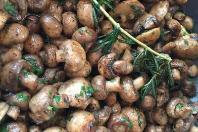 Печеные грибы со сливочным маслом и розмарином