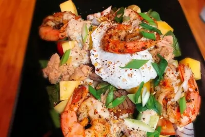 Салат с креветками и тунцом