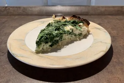 Пирог со шпинатом и фетой на тесте из цветной капусты