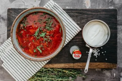 Борщ с говядиной и сметаной