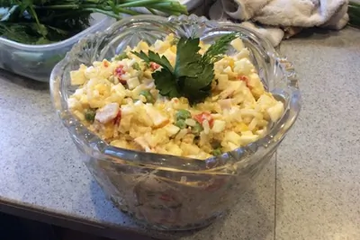 Салат с крабовыми палочками и овощами