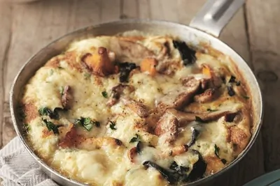 Омлет с лесными грибами и сыром грюйер