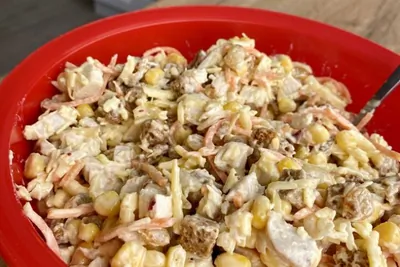 Салат с курицей, изюмом и корейской морковью