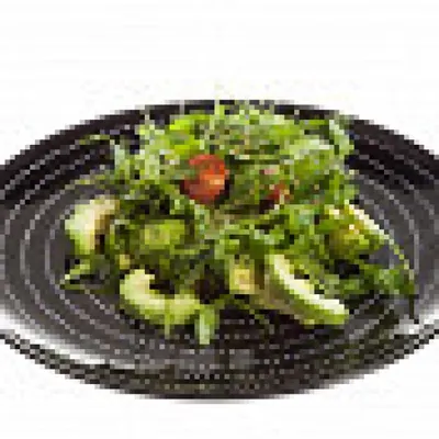 Салат из авокадо с руколой и кунжутом