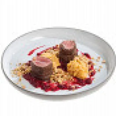 Телячья вырезка с пюре из айвы и брусничным соусом