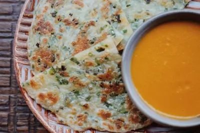 Лепешка с зеленым луком и карри в японском стиле