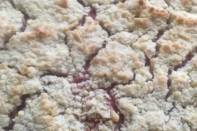 Творожный пирог с малиной и ананасами