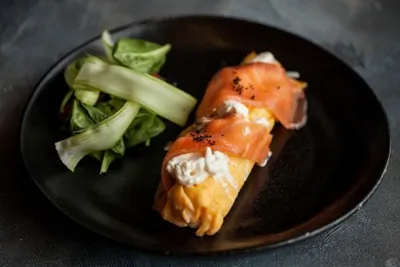 Омлет с лососем и страчателлой