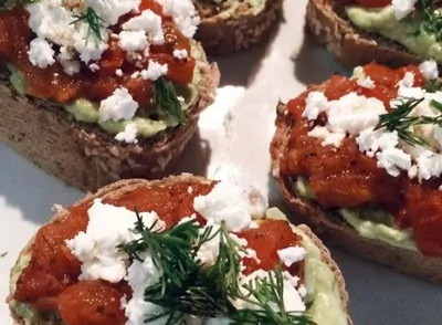 Брускетта с пастой из авокадо, помидорами и брынзой