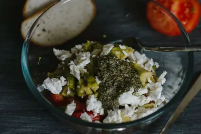 Салат из помидоров с песто