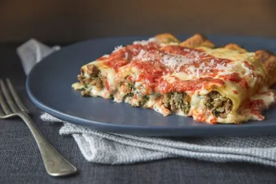 Каннеллони с белой мясной начинкой под красным соусом