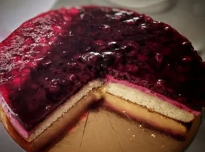 Бисквитный торт с вишней в желе