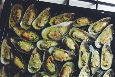 Мидии, запеченные с чесночным соусом и сыром