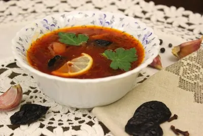 Борщ с черносливом и лимоном