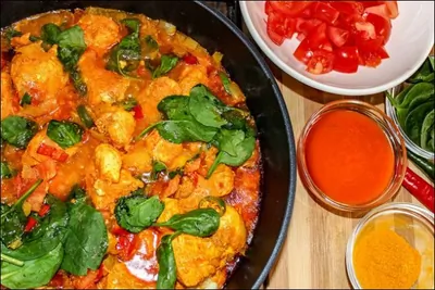 Рагу из курицы с красным пальмовым маслом и шпинатом