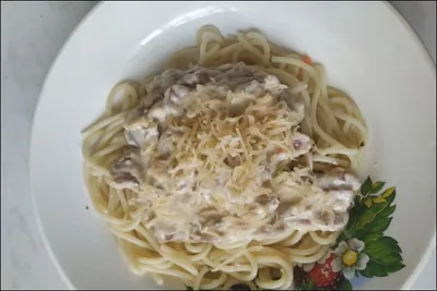 Паста с грибами и колбасой в сливочном соусе