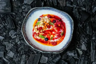 Морковный десерт с ягодами