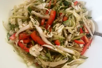 Овощной салат с авокадо, огурцом и пекинской капустой