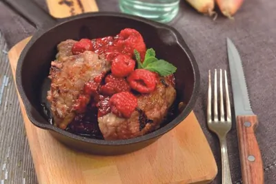 Телячья печень с малиной