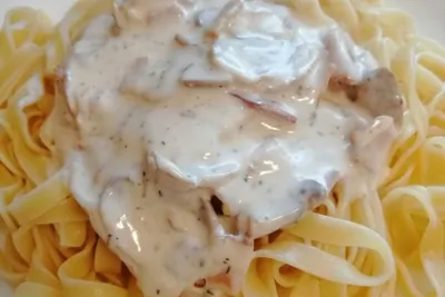 Паста с шампиньонами и беконом в сливочном соусе