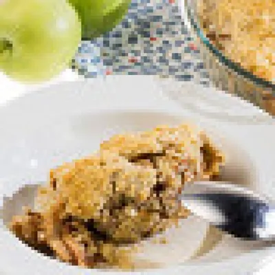 Яблочный пирог с ванильным соусом