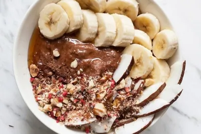 Боул из манной каши со сладкой ореховой дуккой