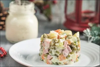 Оливье с веганскими сосисками