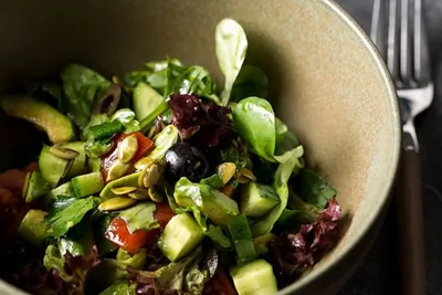 Зеленый микс-салат с авокадо