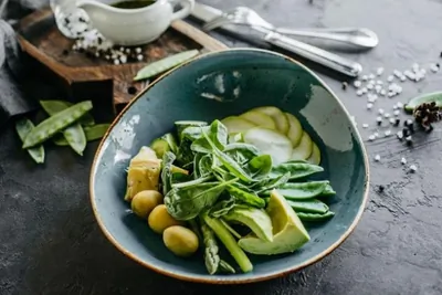 Зеленый салат с авокадо и заправкой из трав